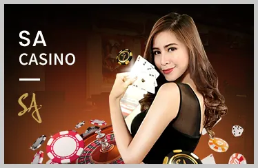 Sân bóng đá với quả bóng bay vào khung thành